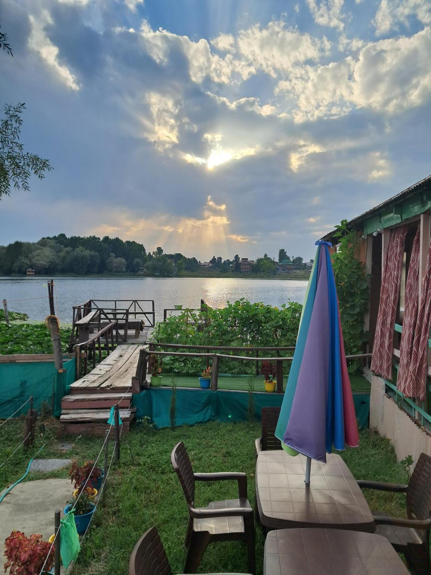 Lakeside Homestay Srinagar 外观 照片